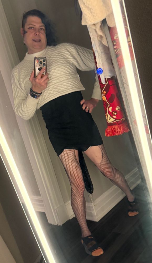 Samantha selfie in a lbd w/ white cableknit crop top