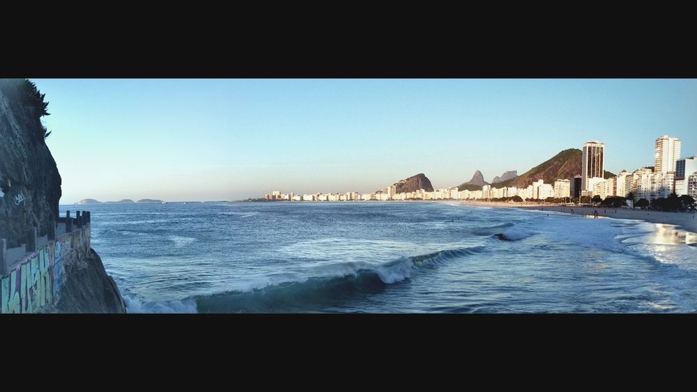 Panorama da Pedra do Leme com a Praia de Copacabana. 