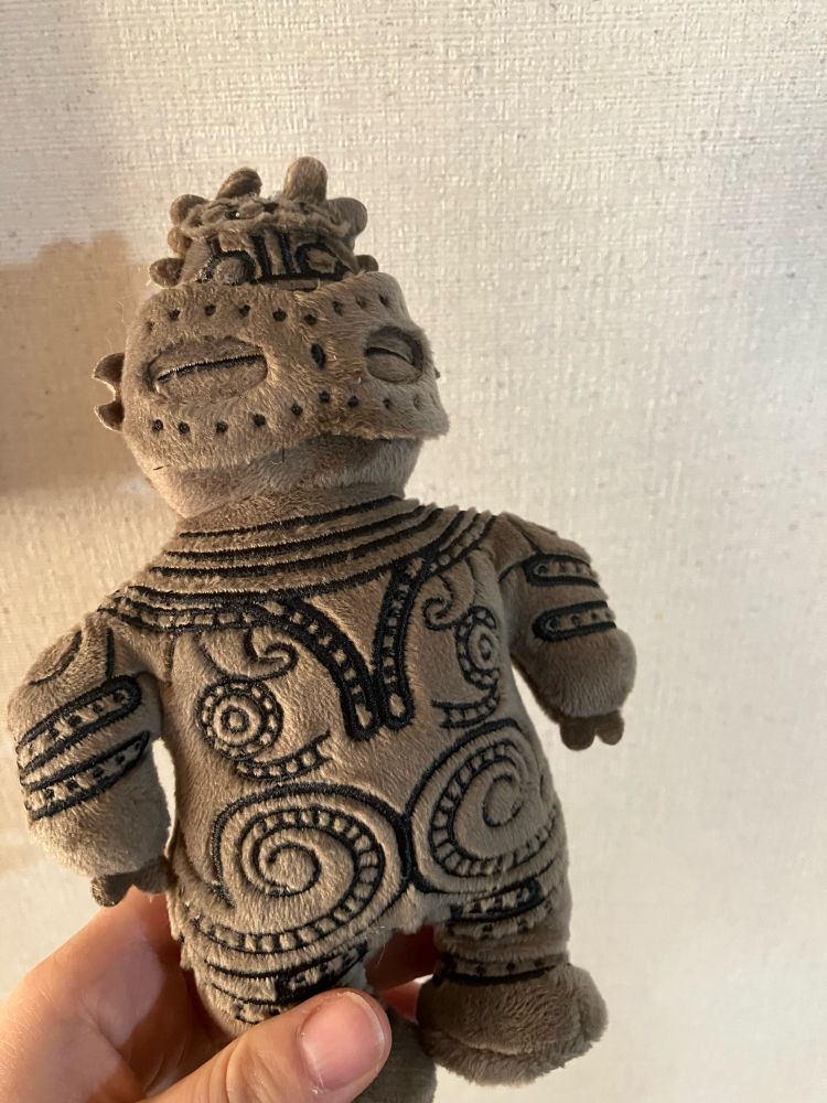 遮光器土偶のぬいぐるみポーチ
