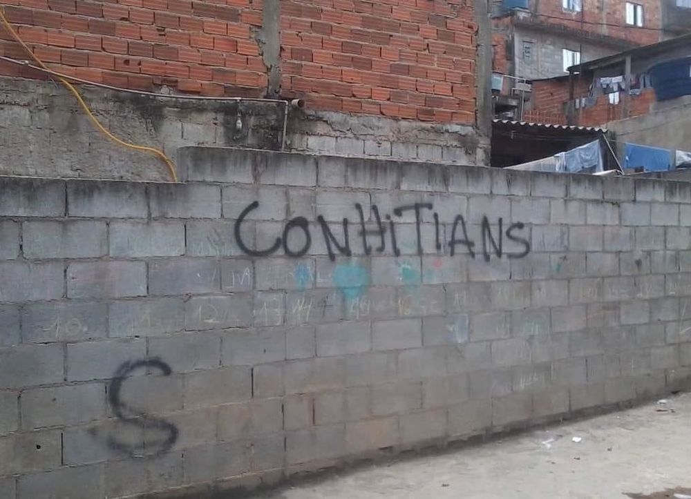 Muro pichado com "CONHINTIANS"
