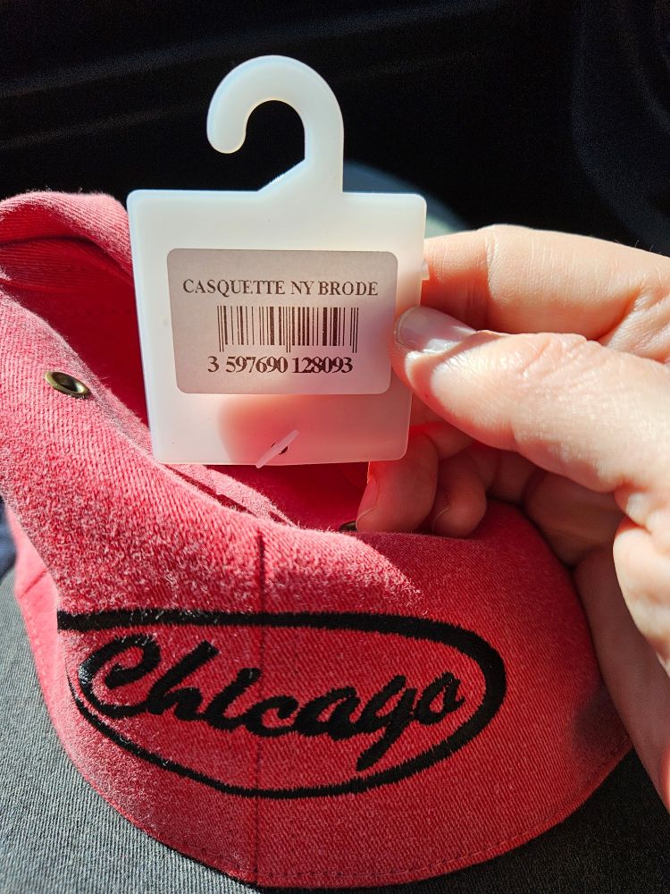 Casquette neuve brodée chicago dont l'étiquette de prix indique NY