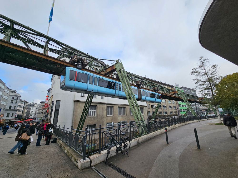 Wuppertaler Schwebebahn am HBF