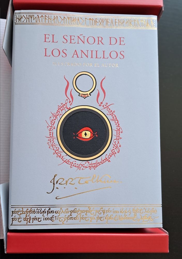 El libro del señor de los anillos, los tres, con el ojo de Sauron y el anillo único en la portada