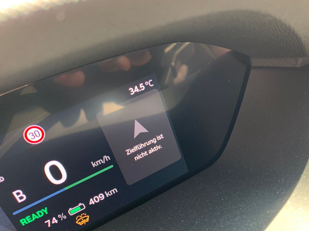 Foto eines Autocockpits, das oben rechts die Außentemperatur von 34,5°C zeigt.