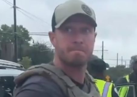 Ice officer, his fefe's hurt