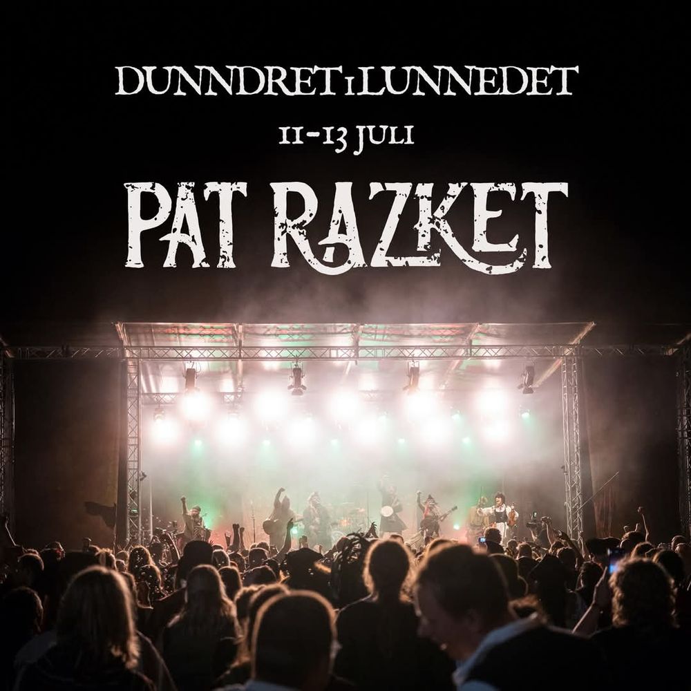 Text:
Dunndrer i Lunnedet
11-13 Juli
PAT RAZKET

Bild på scen från folkhav, motljus med musiker på scen