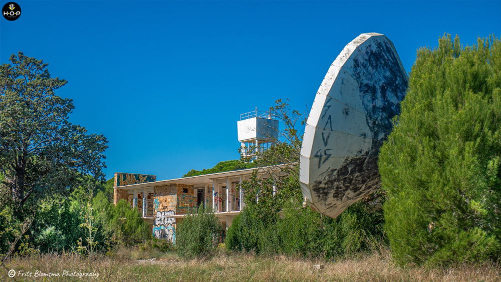 Radio Liberty à Pals, la guerre froide sur la Costa BravaThe Radio Liberty station in Pals, Spain, was a large Cold War-era broadcast facility that operated from 1959 to 2001, transmitting anti-Soviet propaganda. Its massive antennas were demolished in 2006, and the site is now largely abandoned. The old transmitters, administrative buildings, and some original structures remain and are being considered for preservation as a cultural and historical site, possibly as a Cold War memorial.