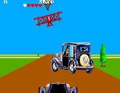 Gangster Town, de Mega Drive. A cena trás imagens em 16bits/24bits. Nesse jogo vc usava uma pistola para jogar. 

Imagem: Um estrada marrom longa, dos lados áreas de chão verde e uma árvore vareta rs
Na rua tem um carro preto antigo de gangsters do anos 20/30 com um gangster na janela de chapéu coco e uma arma, o carro está com vidro quebrado. Em cima dele tem um avião teco teco vermelho.
