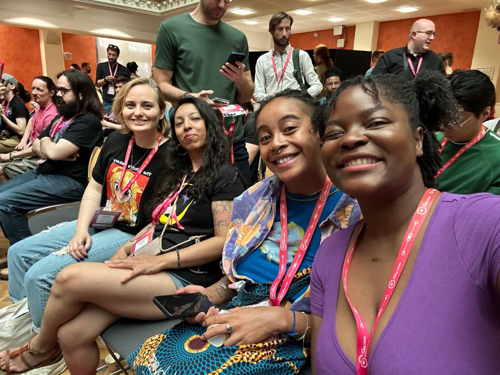 Photo de groupe de 4 meufs cool en salle de conf du Game Camp