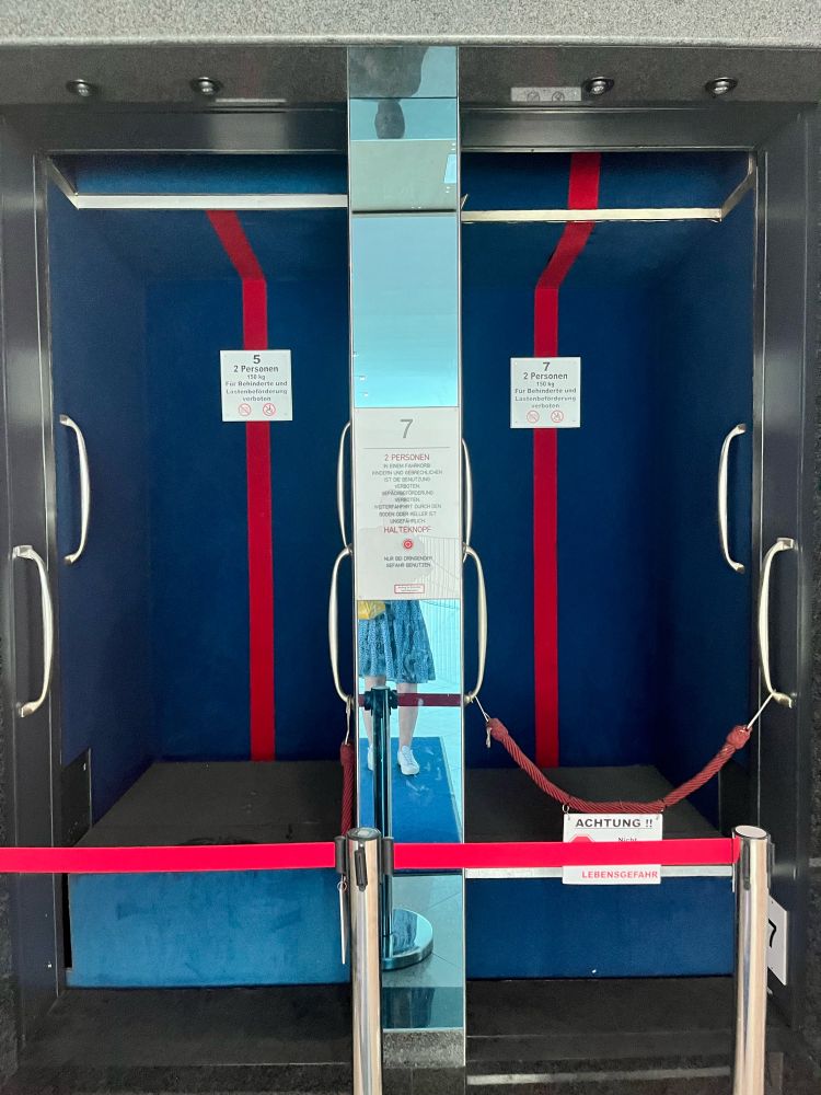 Bild eines Paternoster, leider außer Betrieb und abgesperrt