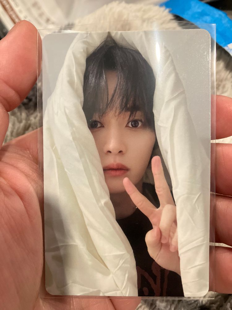 Lee Know JYP shop HOP photocard. With the blanket. 