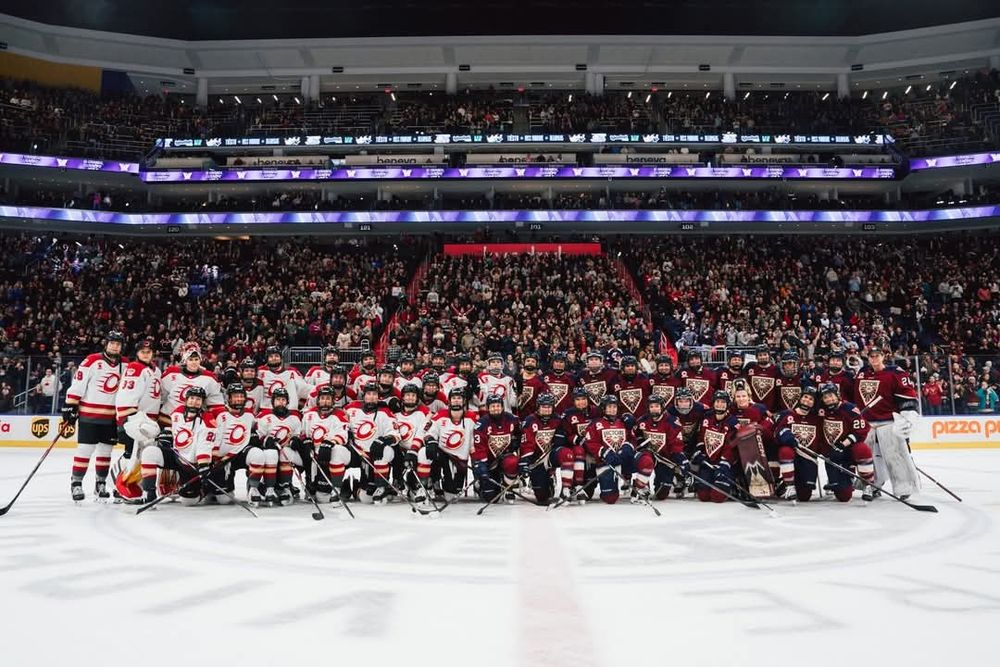 The Ottawa Charge and the Montréal Victoire pose at center ice to thank the fans for coming out.
