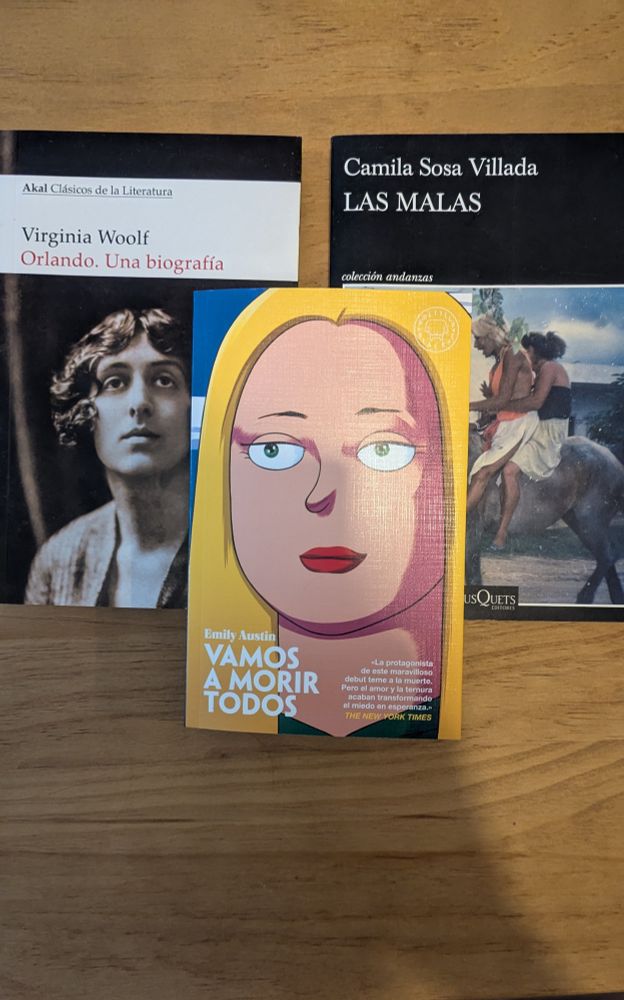Aparecen 3 libros, de izquierda a derecha: Orlando de Virginia Woolf, Vamos a morir todos de Emily Austin y las malas de Camila Sosa Villada