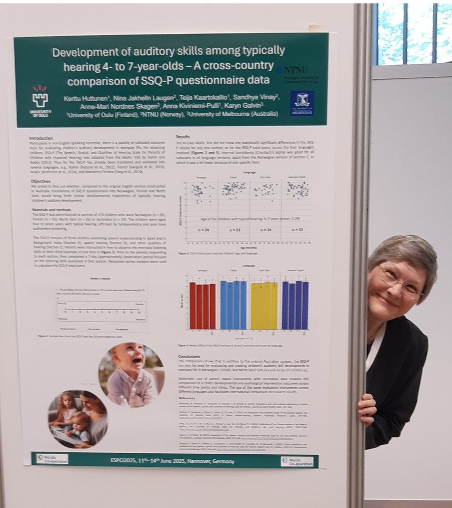 Tutkija kurkistaa tiedeposterin takaa. Posterin otsikko on "Development of auditory skills among typically hearing 4- to 7-year-olds - A cross country comparison of SSQ-P questionnaire data"