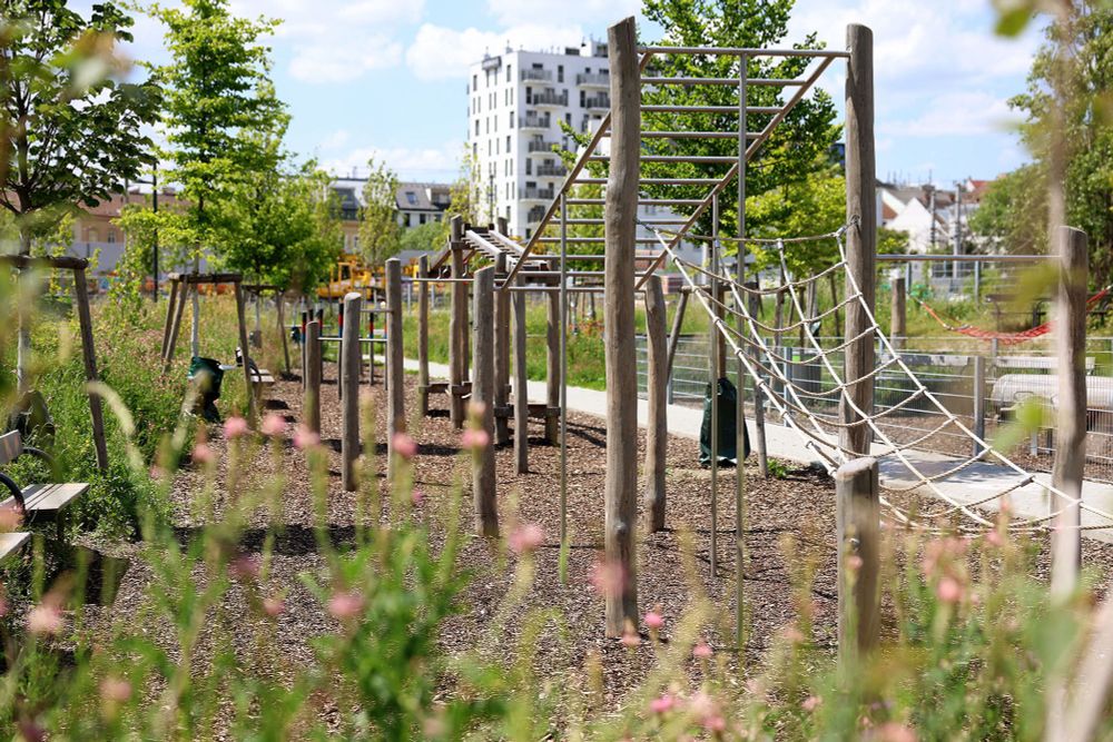 Spielplatz im Nordbahnviertel mit wilder Natur