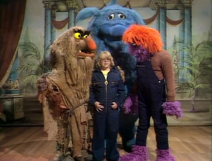 Paul Williams talking about how happy he is that he's the tallest person on the show while Sweetums, Thog and a Mutation tower over him