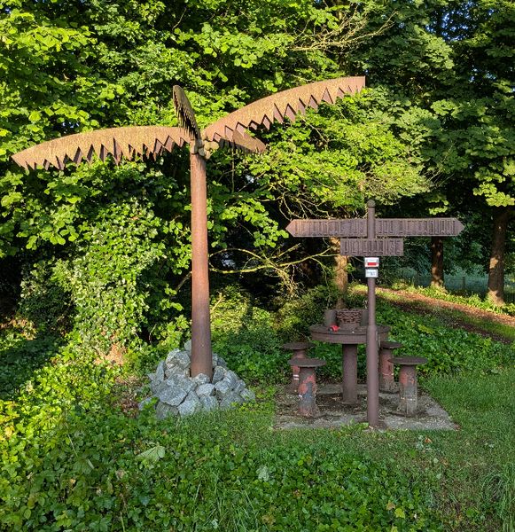 one of many Pieterpad signs along the path. this one looks like an oasis with palm trees