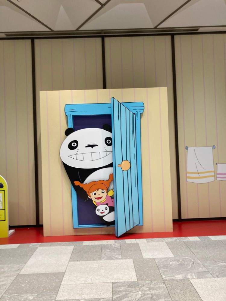 高畑勲展のフォトスポット。パンダコパンダのキャラクターがドアから顔を出す。