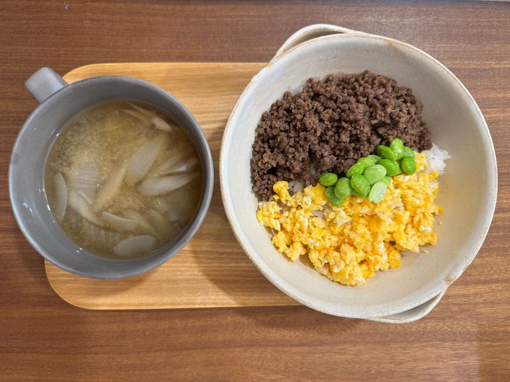 そぼろ丼(牛肉そぼろ、卵そぼろ、枝豆)、ごぼうと玉ねぎの味噌汁