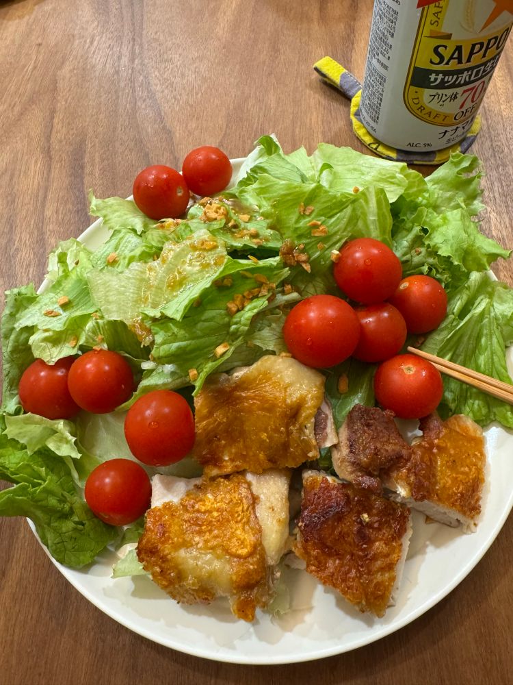チキンソテー、レタス、ミニトマト。適当な盛り付け