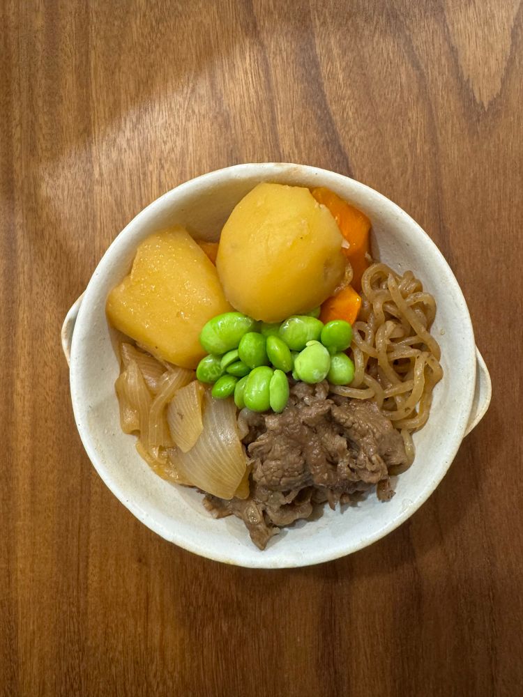 夕飯の肉じゃが。牛肉、じゃがいも、にんじん、玉ねぎ、糸こんにゃく、枝豆