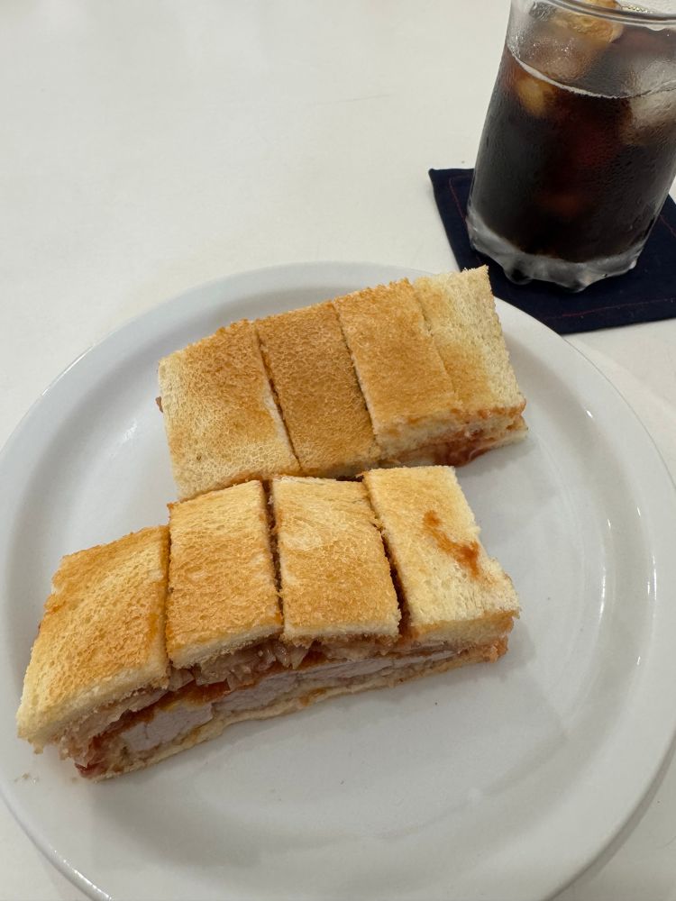 ヒレカツサンドとアイスコーヒー
