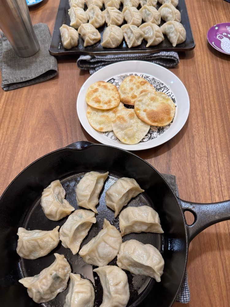 餃子と、餃子の皮の残りをオリーブオイルで焼いたもの