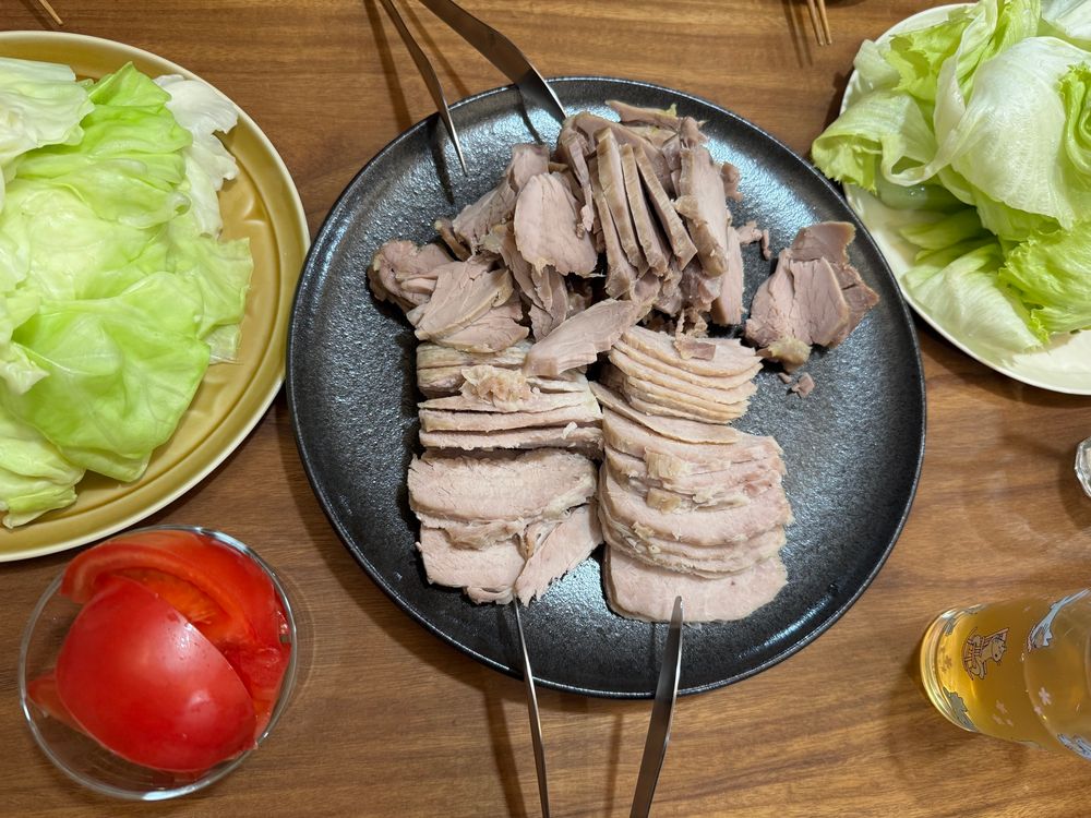 蒸し豚、茹でキャベツ、レタス、トマト