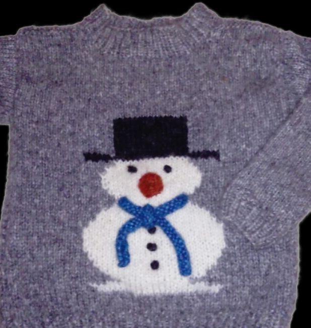 Pull de Noël pour enfant en laine grise avec un bonhomme de neige portant un chapeau haut de forme noir et une écharpe bleue.