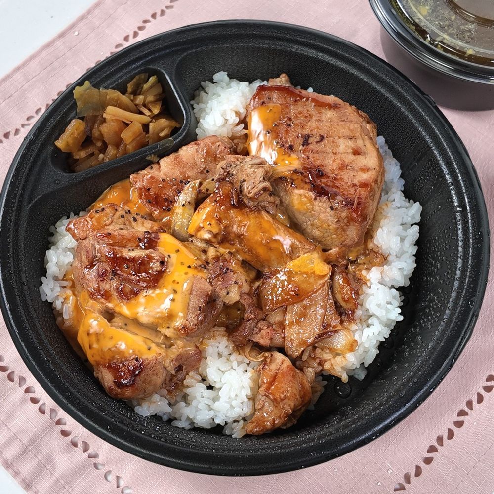 ホロ肉ドカンとBBQカレー(LEVEL4) テイクアウト 肉、ごはん、福神漬けパック開封