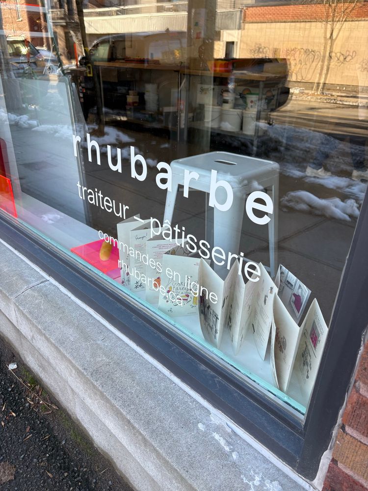 The storefront window for Rhubarbe patisserie en Montréal