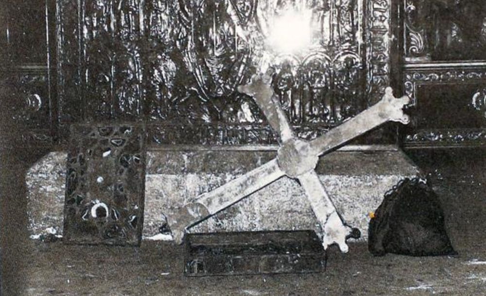 Almas de madera de la cruz de los ángeles y la caja de las ágatas cruelmente despojadas de sus vestiduras de oro y expuestas.