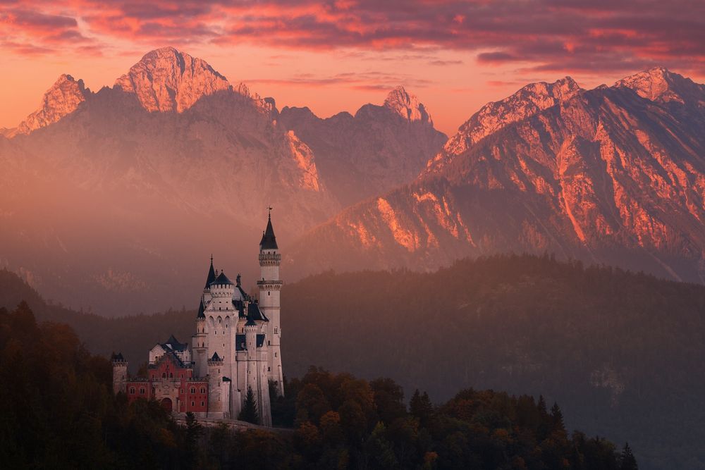 Morning view of the fairy-tale Neuschwanstein Castle with the mountain peaks of the Bavarian Alps in the background (Germany, Bavaria).