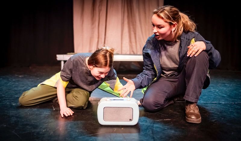 Two actors try and make a radio work in a theatre play.