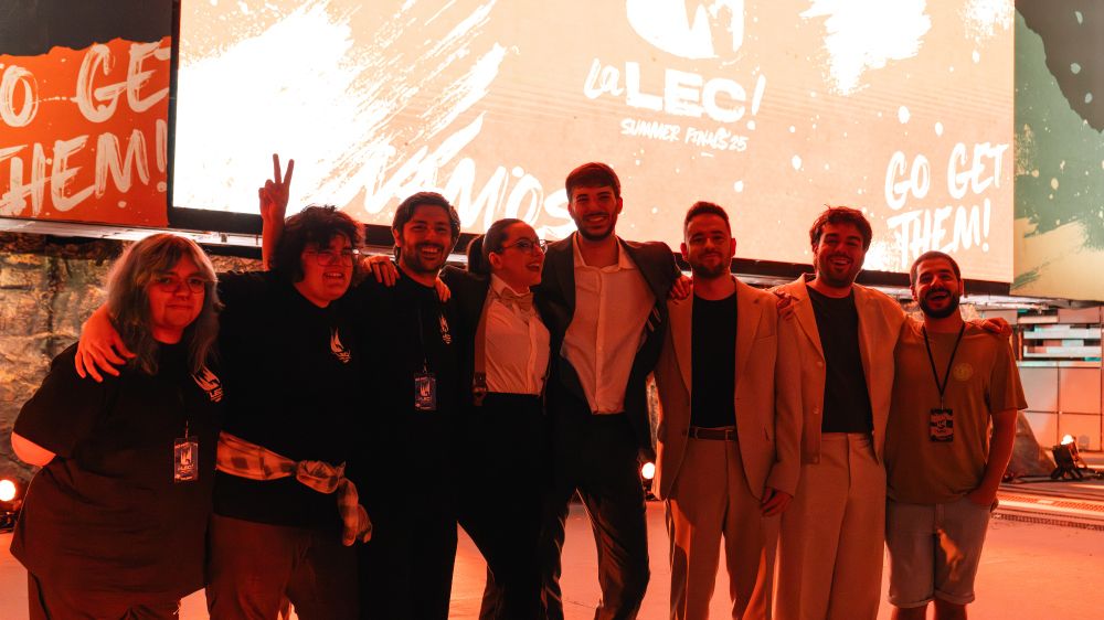 El equipo de la LVP posa después de la final de LEC en Madrid. De izquierda a derecha: Sylv, Max, Raúl, Noa, Cardenete, Wolk, Champi14 y David. De fondo, una pantalla gigante con el logo de la LEC.