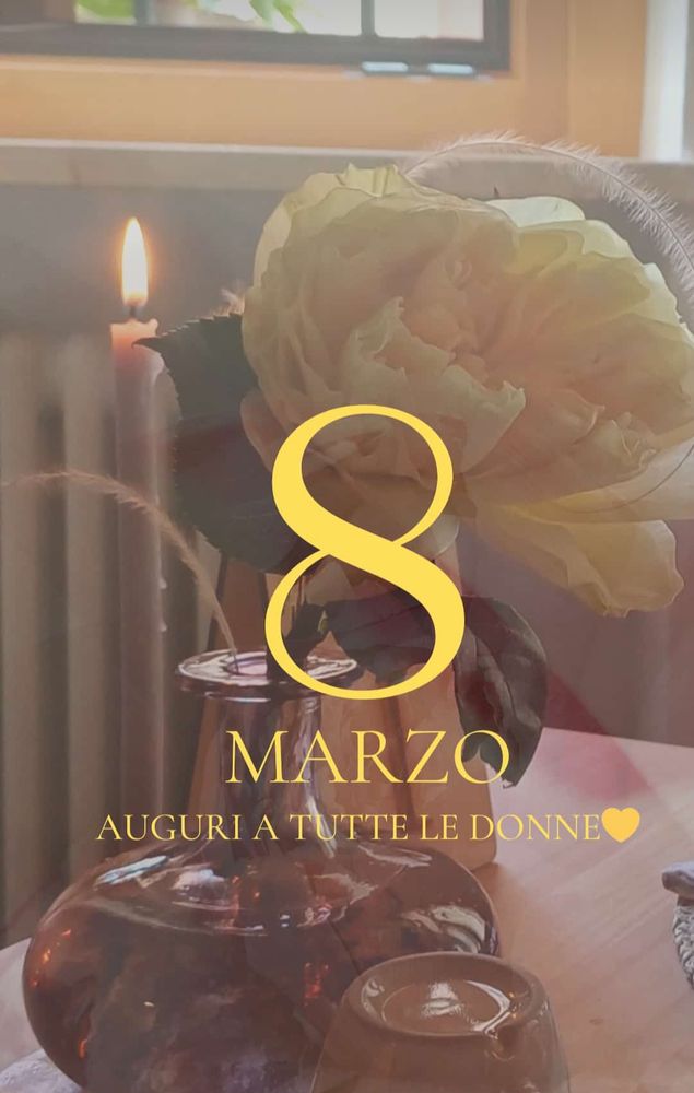 Blume Kerze und Text : 8 Marzo August a tutte le donne