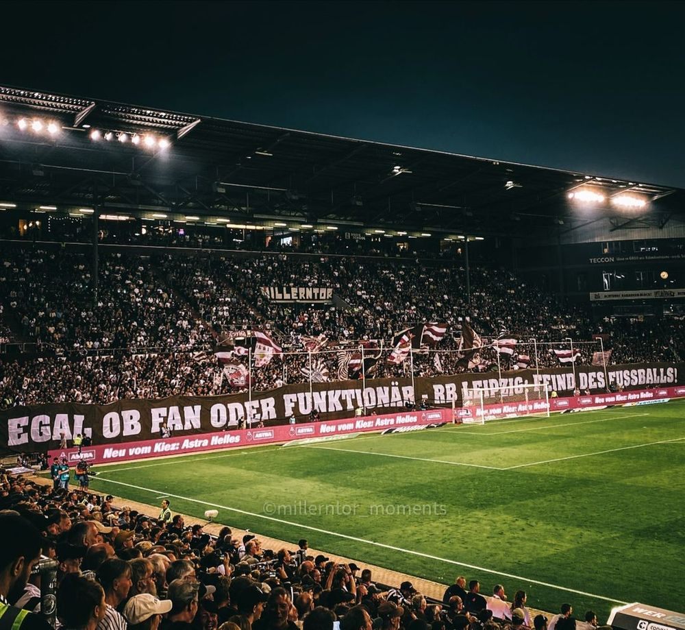 Südkurve Sankt Pauli beim Heimspiel gegen RB Leipzig.