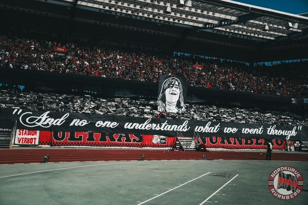 Gedenkchoreografie in der Nordkurve Nürnberg.