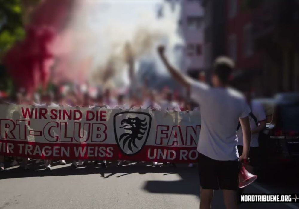 Video aus der Fanszene zu Fanmarsch & Choreografie zu 120 Jahren SC Freiburg - Faszination Fankurve