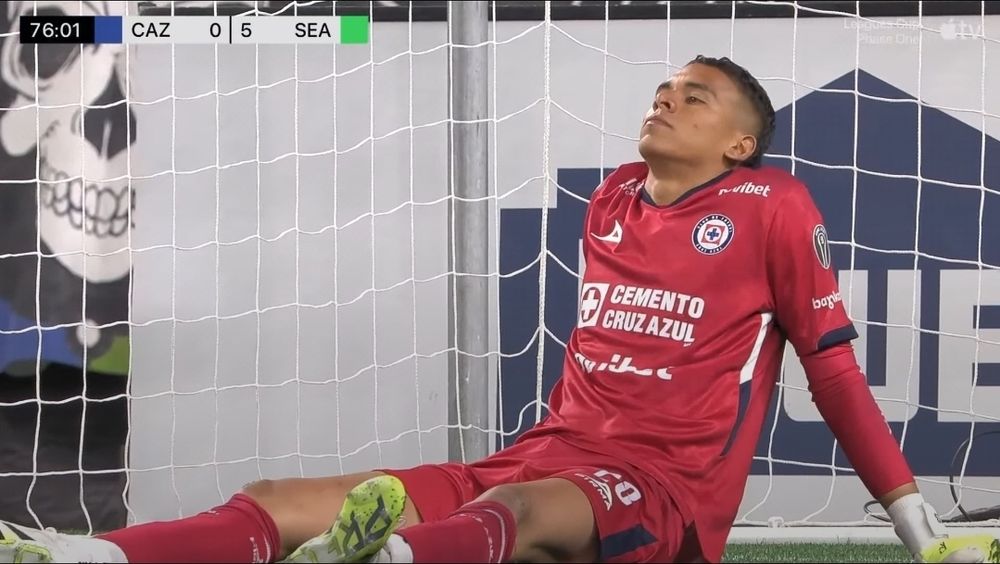 Cruz Azul keeper looking distraught AF after the fifth goal