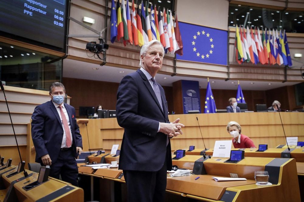 La lutte d’influence entre Michel Barnier et Emmanuel Macron sur les affaires européennes