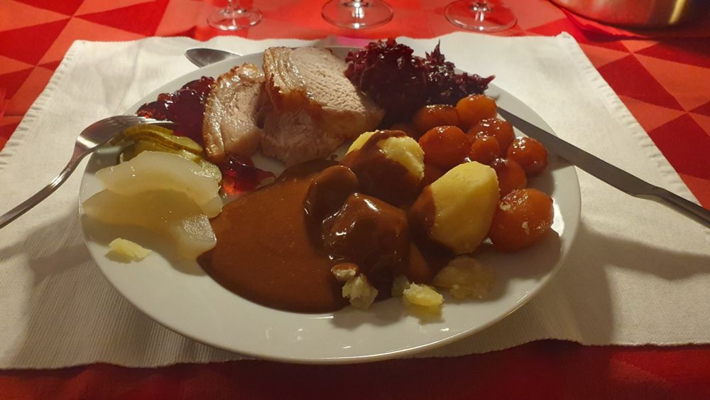 Flæskesteg med sprøde svær og alt hvad der til hører.