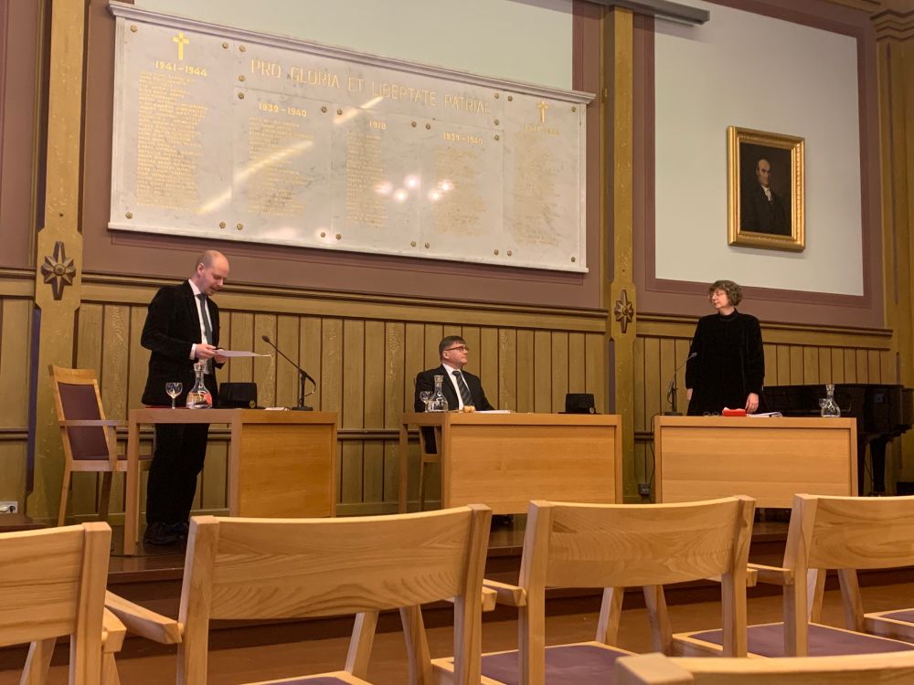 Kaisa Kyläkoski väittelee. Vasemmalla opponentti Jani Marjanen, keskellä kustos Petri Karonen.