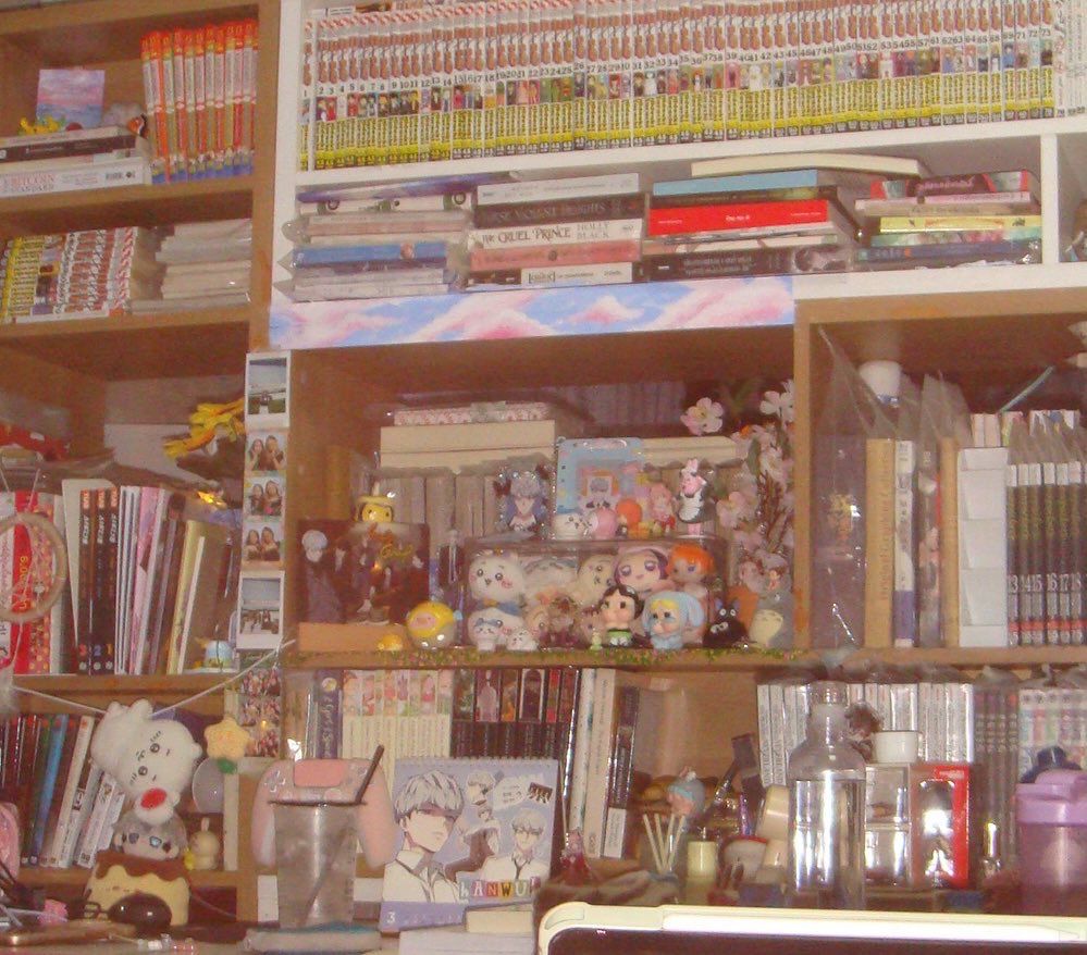 My messy desk lolㅎㅎ