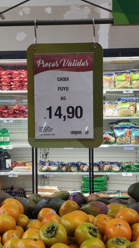 TEM CAQUI NO MERCADO!

caquis em primeiro plano com placa dizendo que tá 14,90 o quilo