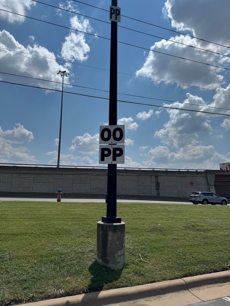 Parking lot sign that has the letters OO directly over the letters PP