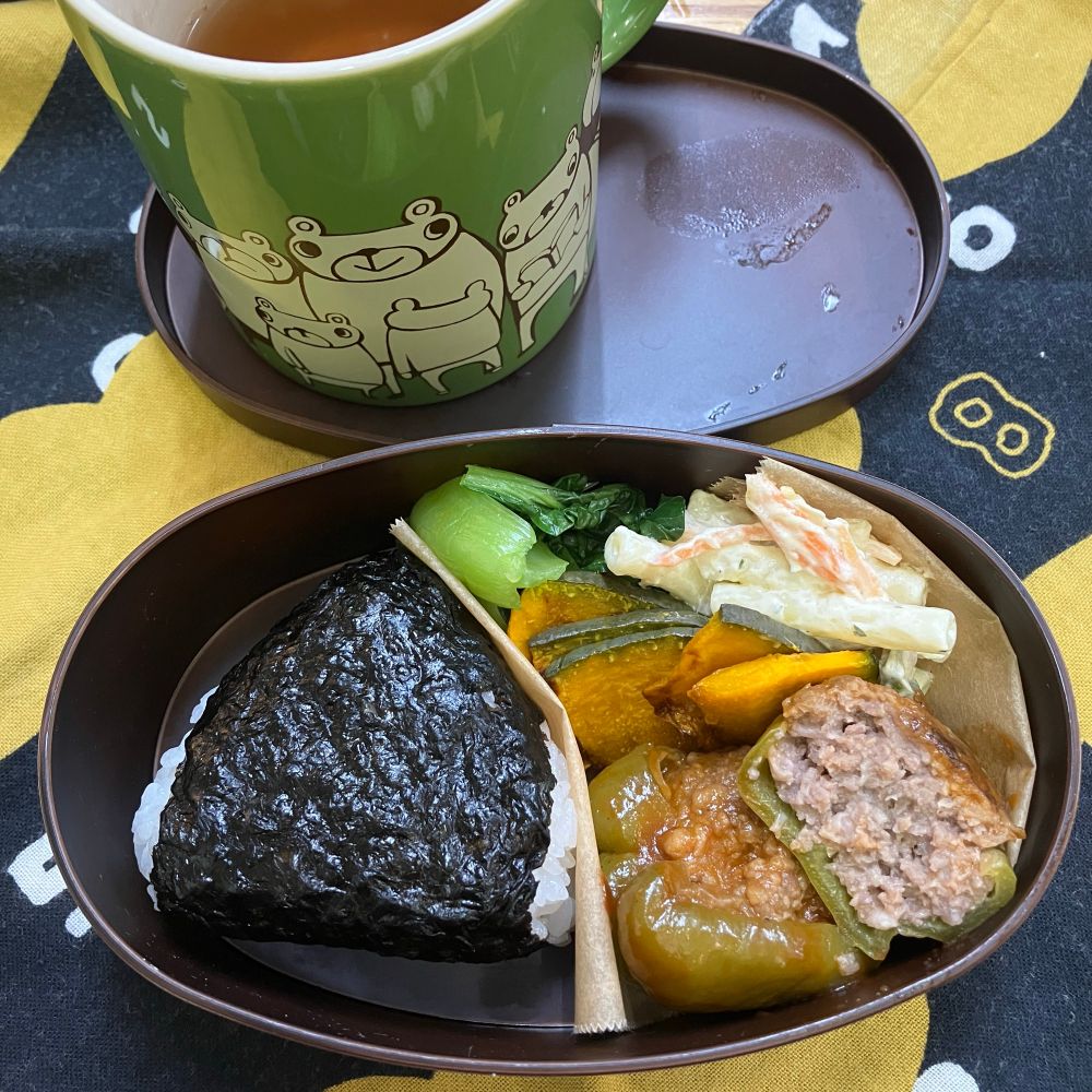 
お弁当（梅干しおにぎり、肉詰めピーマン、マカロニサラダ、青梗菜の蒸し茹で、焼きかぼちゃ）、ほうじ茶
