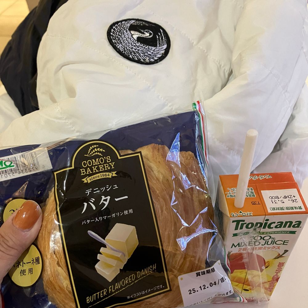 コモパンのバターデニッシュ、りんごマンゴージュース