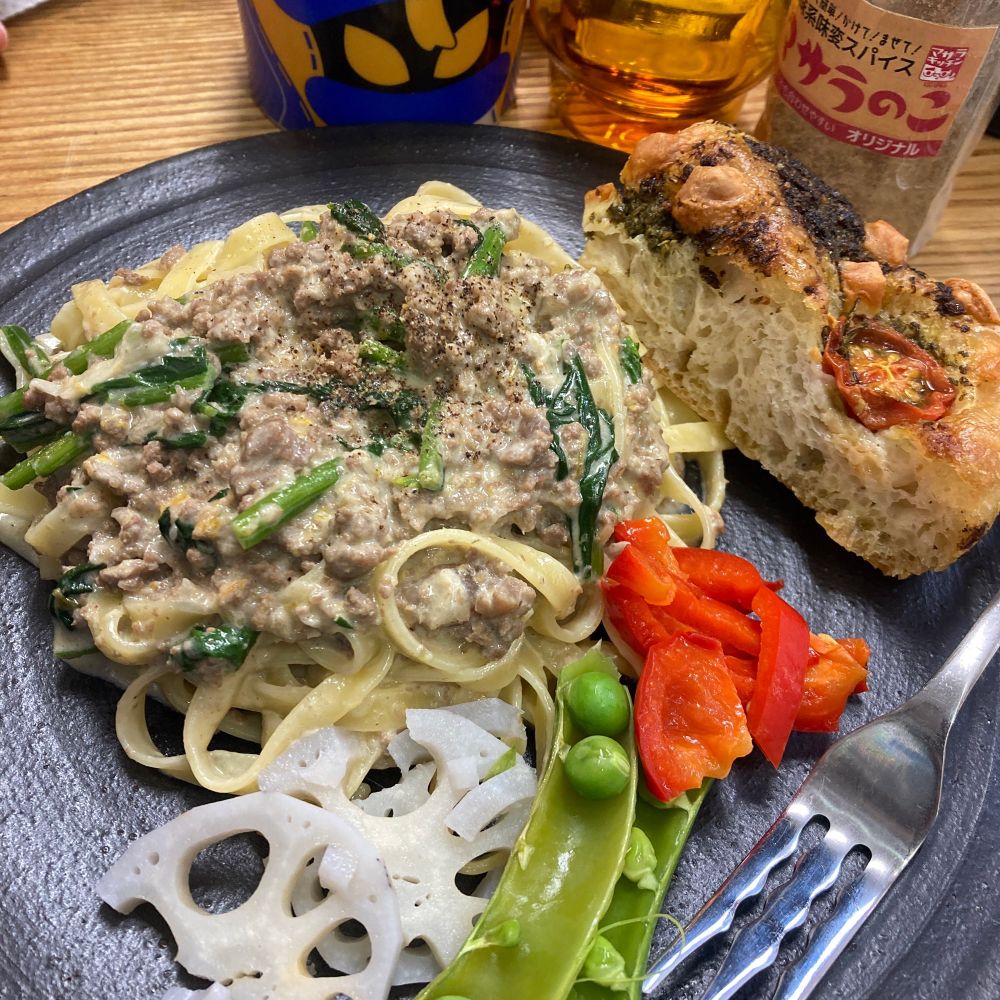 ホワイトミートソースのフェットチーネ、フォカッチャ