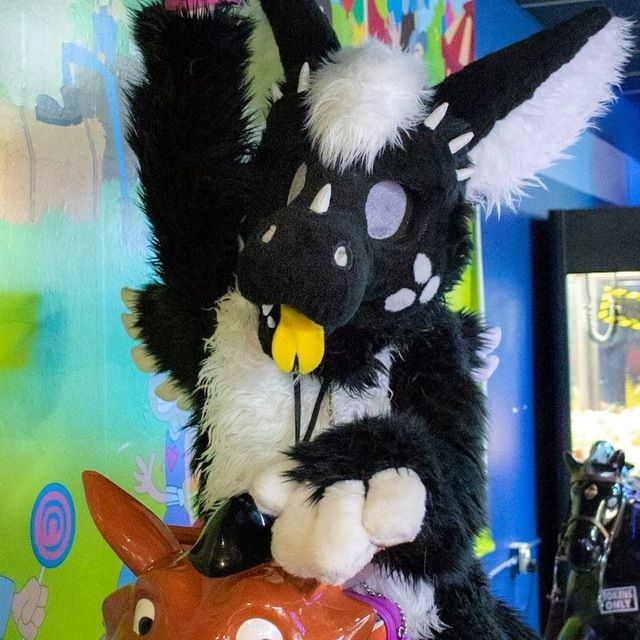 Dragon riding electric pumba